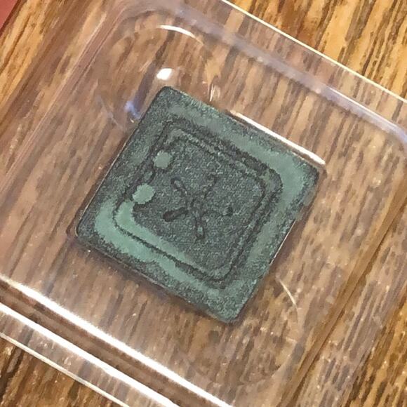 Jeffree Star Artistry Single in Secret Stash Shade Dark Gray Metallic Eyeshadow - Picture 2 of 5